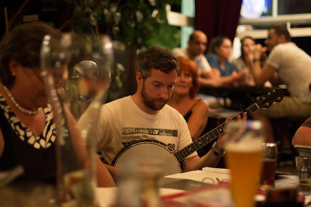 Hajo'S Germania Lodge & Irish Pub Rüdesheim am Rhein Eksteriør billede