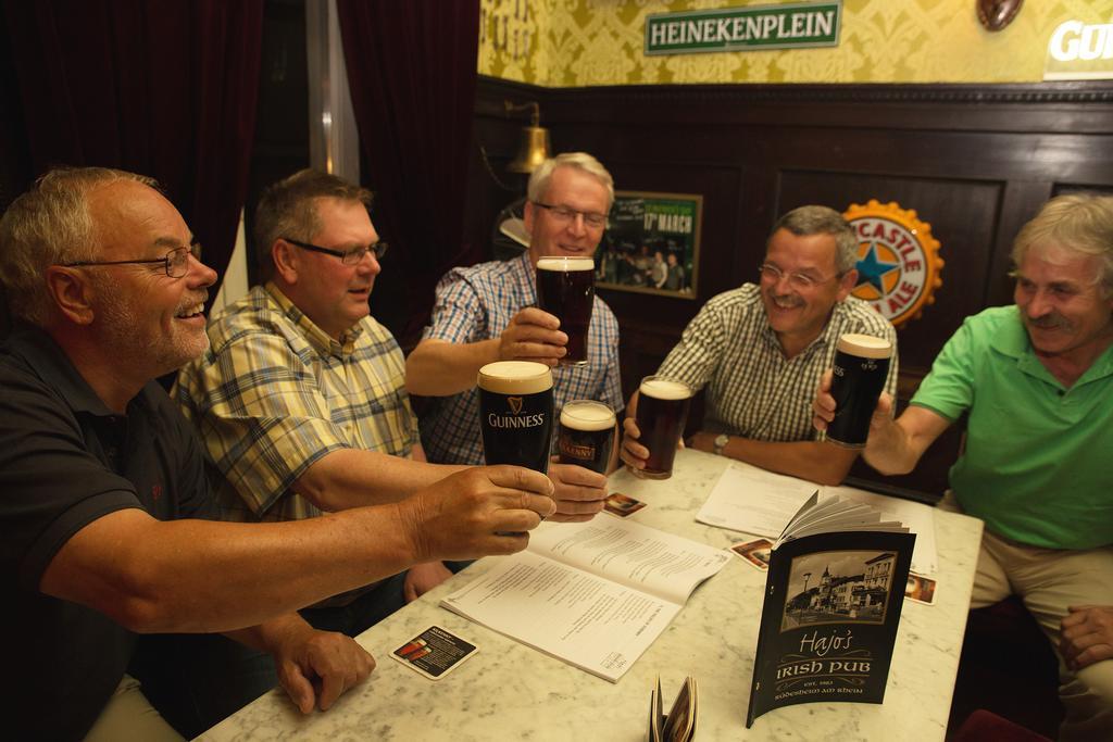 Hajo'S Germania Lodge & Irish Pub Rüdesheim am Rhein Eksteriør billede